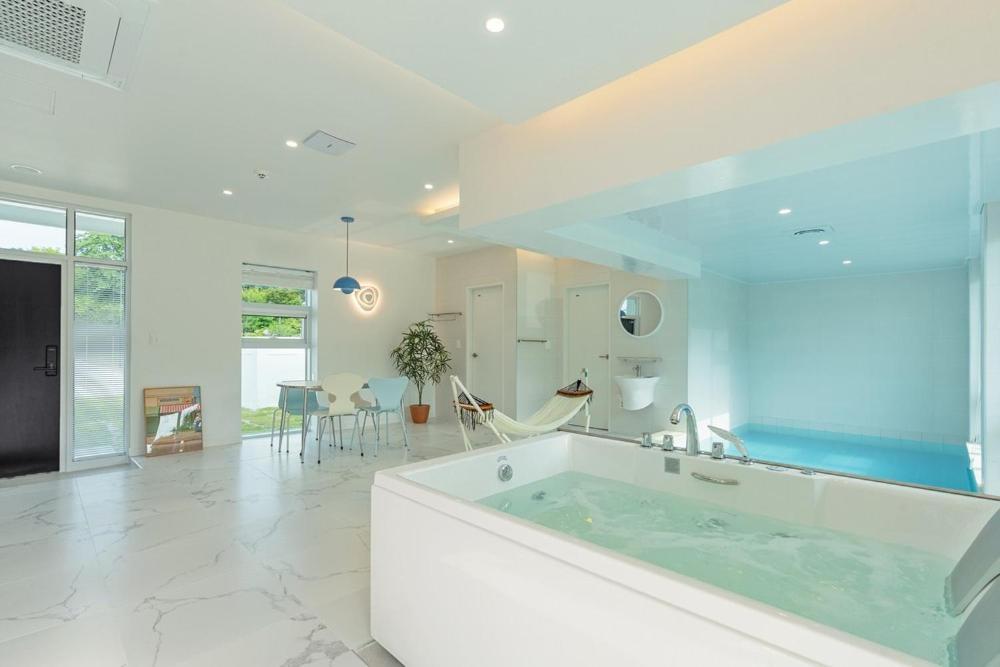 Private Gangneung Pool Villa Экстерьер фото